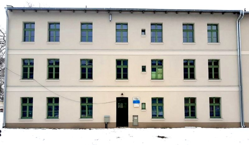 Zdjęcie budynku po Rewitalizacji. Przedstawia nowa elewację, wymieniona stolarkę okienna i drzwiową.